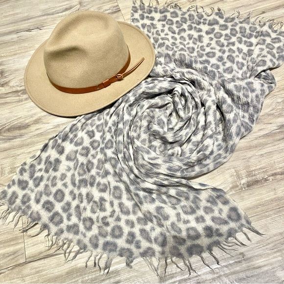 *sold* Aritzia WILFRED 100% Wool monochromatic animal print scarf /wrap - Picture 7 of 7